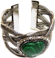 Bracelet Cuff ajustable en metal argente cisele orne de pierre verte sous forme de coeur