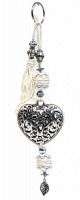 Porte-cles artisanal coeur en metal argente cisele et pompon en sabra - Blanc