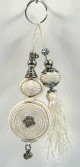Pendentif decoratif / Porte-cles artisanal avec pompon en sabra - Blanc