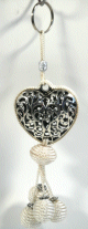 Pendentif / Porte-cles artisanal coeur en metal argente cisele et pompon en sabra - Blanc