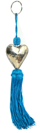 Porte-cles artisanal coeur en metal argente cisele et pompon en sabra - Bleu ciel