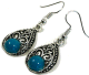 Boucles d'oreilles pendantes en metal argente cisele serties de pierres bleu claire