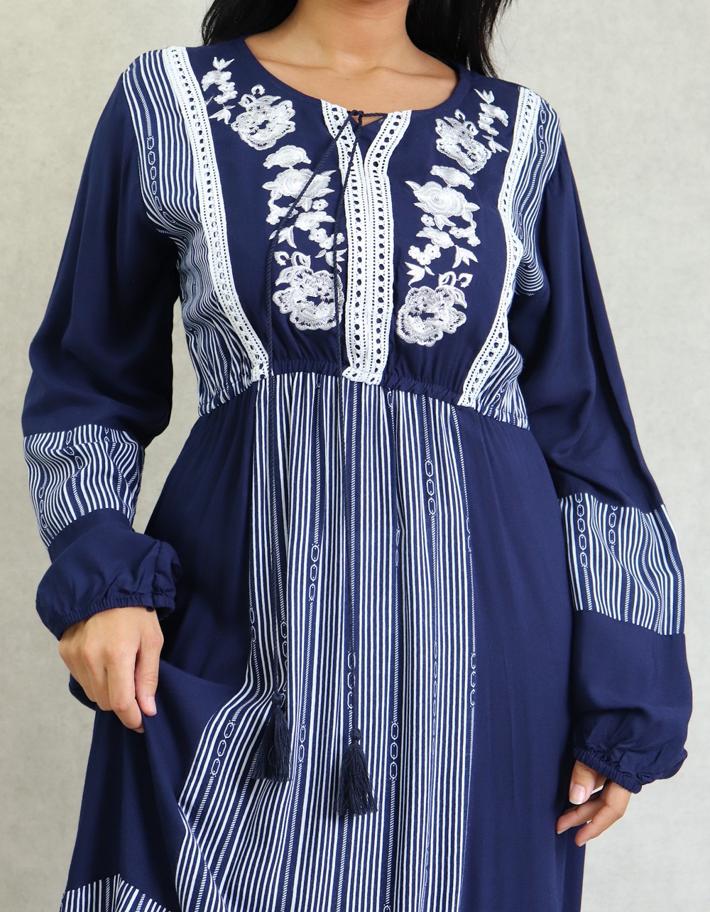 Challenge emotional sew Robe coton manche maxi-longue à rayure et broderie florale pour femme -  Couleur Bleu marine - Prêt à porter et accessoires sur Orientica.com