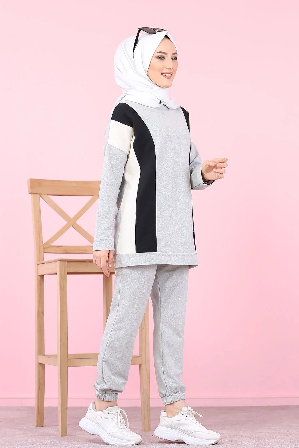 Vêtement de sport (ensemble 2 pièces) pour femme musulmane sportive -  Couleur gris clair - Prêt à porter et accessoires sur