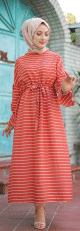 Robe longue à rayures avec ceinture pour femme voilée - Couleur Corail Robe longue a rayures avec ceinture pour femme voilee - Couleur Corail