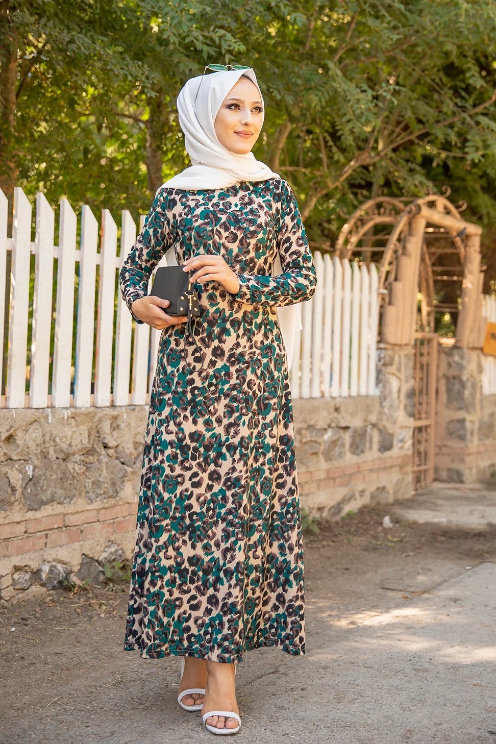 Robe orientale d'été ou d'intérieur avec pompons multicolores de couleur  blanche pour femme