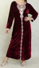 Robe longue en velours perlee avec broderies sur toute la longueur (Robes Automne-Hiver pour femme) - Couleur Grenat