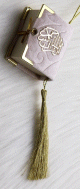 Pendentif Mini-Coran recouvert de velours avec parties dorees (Deco Islam) - Couleur beige