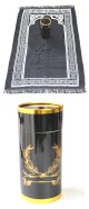 Coffret Cadeau Priere Tapis et chapelet de luxe (boite ronde doree) - Couleur noir avec motif de la Kaaba