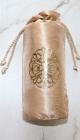 Tapis avec son etui cylindrique decore de plaque metallique doree - Couleur Blanc et Dore