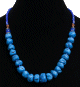 Collier ethnique artisanal imitation boules turquoises difformes separees de perles bleues