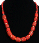 Collier ethnique un rang de pièces imitation corail rouge agencées de perles jaunes et rouges agrémenté de disques argentés Collier ethnique un rang de pieces imitation corail rouge agencees de perles jaunes et rouges agremente de disques argentes
