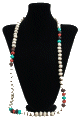 Long collier ethnique artisanal imitation pierres couleur blanche agrémenté de perles et autres pierres colorées Long collier ethnique artisanal imitation pierres couleur blanche agremente de perles et autres pierres colorees