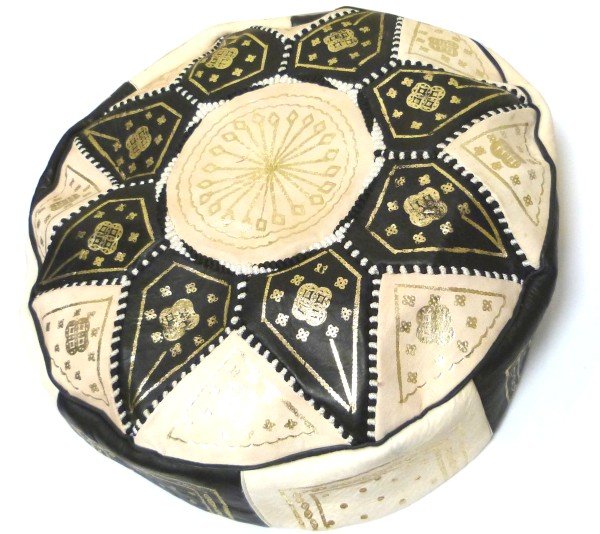 Grand Pouf marocain rond en cuir beige et noir décoré de motifs dorés et  autres broderie noire et blanche - Objet de décoration ou oeuvre artisanale  sur