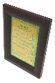 Tableau decoratif en bois fond dore portant les 4 sourates "Qoul" en vert